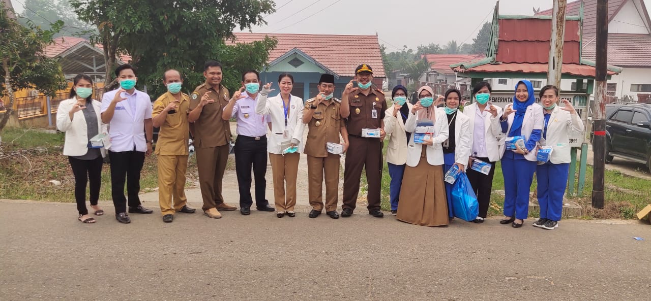 Kabut Asap di Puruk Cahu, Wakil Bupati Murung Raya Ikut Bagikan Masker