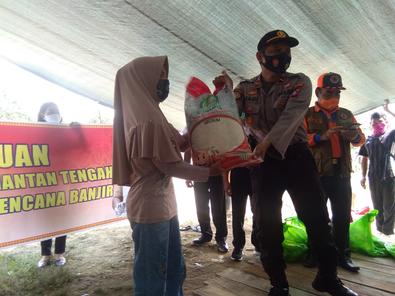 Gubernur Kalteng Salurkan Bantuan Sosial Kepada Masyarakat Terdampak Banjir di Kabupaten Lamandau dan Kabupaten Katingan