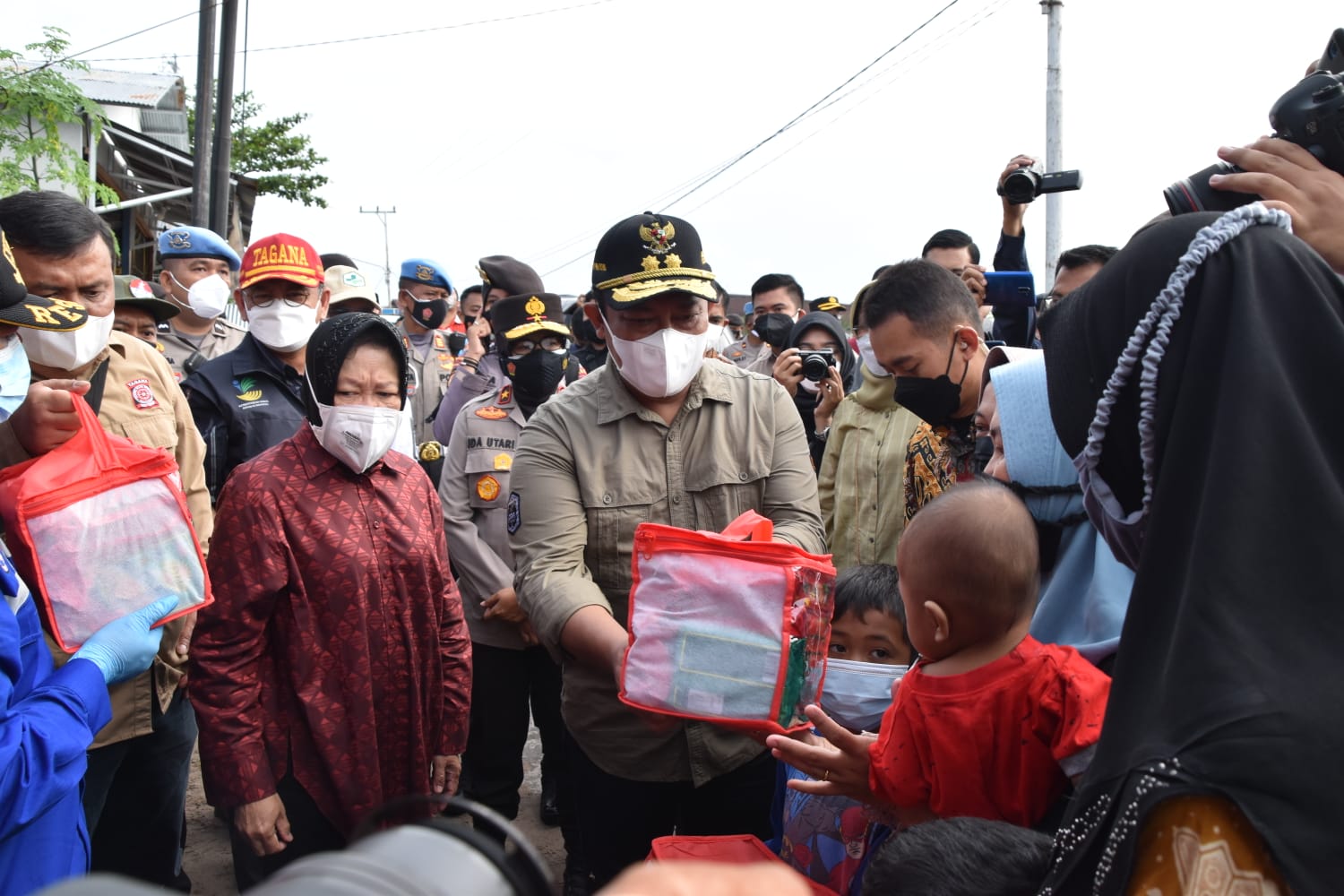 Tinjau Dapur Umum, Wagub Dampingi Mensos Risma Pastikan Stok Pangan Tercukupi