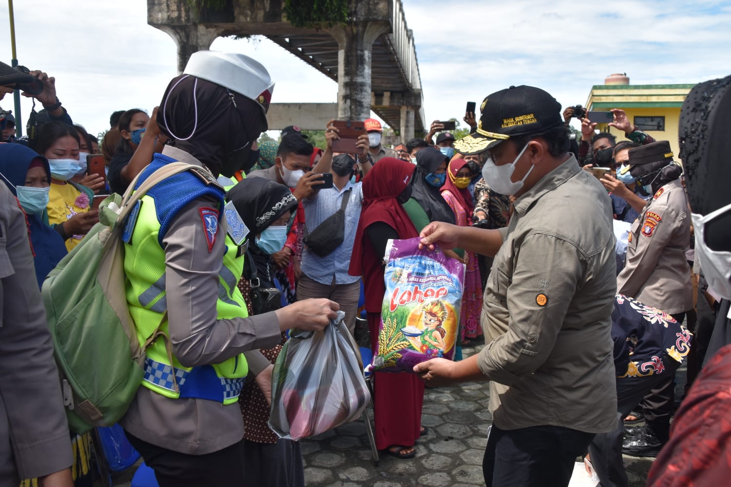 Salurkan Bantuan Banjir, Wagub Dampingi Mensos Tinjau Kabupaten Katingan