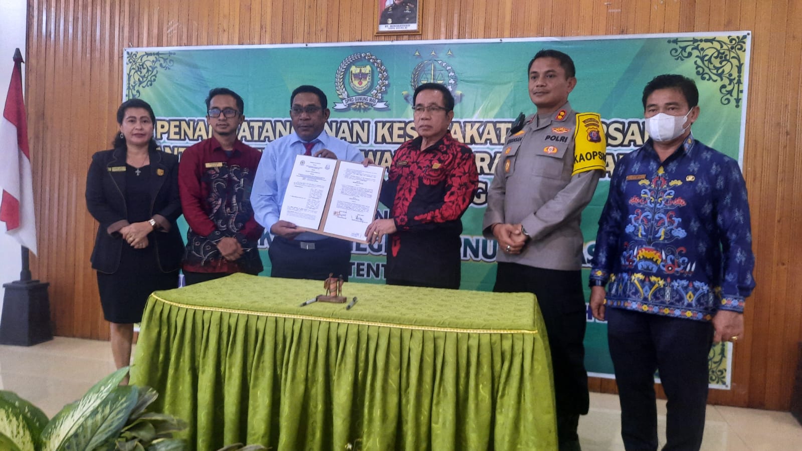 Kajari Gumas dan Ketua DPRD Gumas Teken MoU Di Bidang Hukum