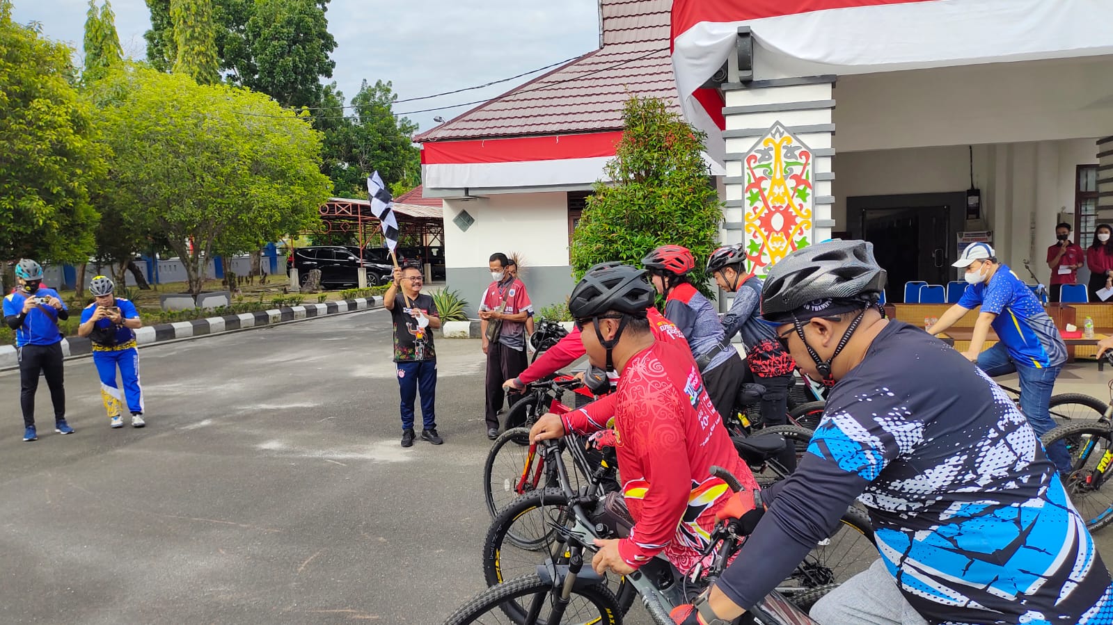 Sahli Gubernur Herson B Aden Lepas Peserta Fun Bike Harhubnas 2022