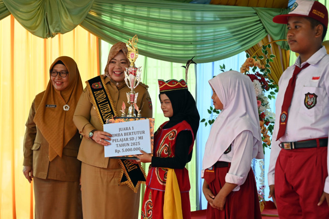 Bupati Kobar Hj. Nurhidayah Buka Pekan Literasi 2025, Luncurkan 890 Koleksi Buku Baru