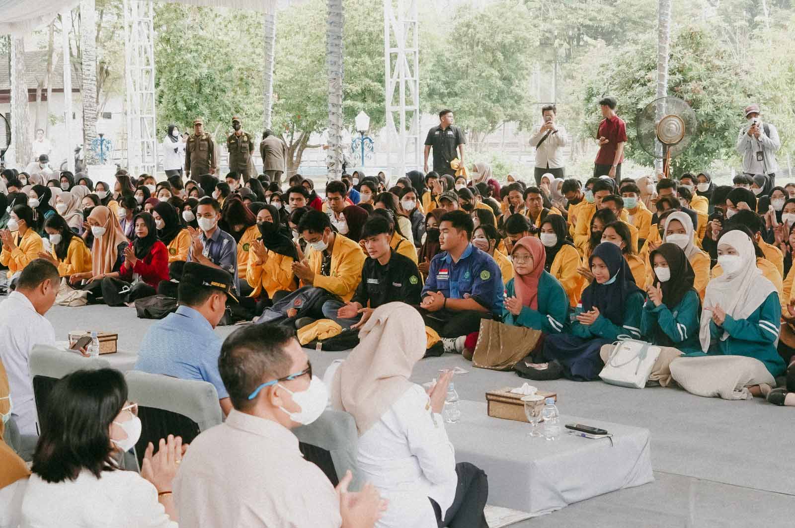 Peduli Mahasiswa di Tengah Karhutla, Gubernur Agustiar Sabran Salurkan Bantuan Pangan