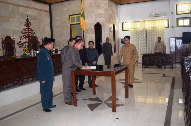 Bupati Kapuas Tanda Tangani Nota Kesepakatan Bersama DPRD Terkait Perubahan APBD 2018 