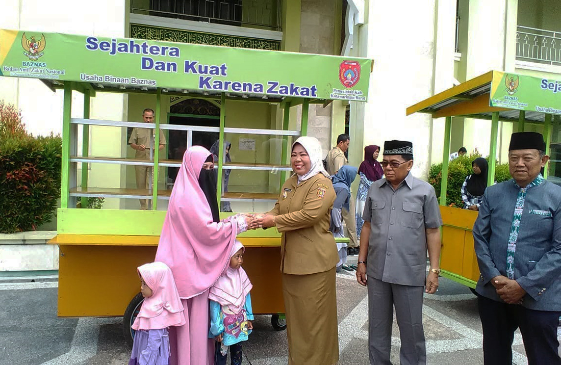 Baznas Kobar Salurkan Bantuan Kepada Masyarakat Pra Sejahtera dan Pelaku UKM 