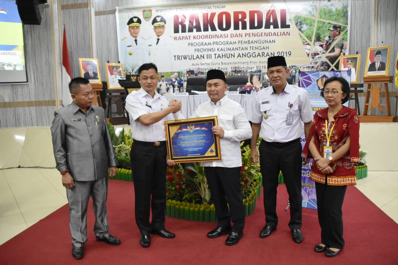 Wakili Pemerintah RI, Gubernur Sugianto Serahkan Penghargaan Kepada Pemda Peraih Opini WTP dari BPK