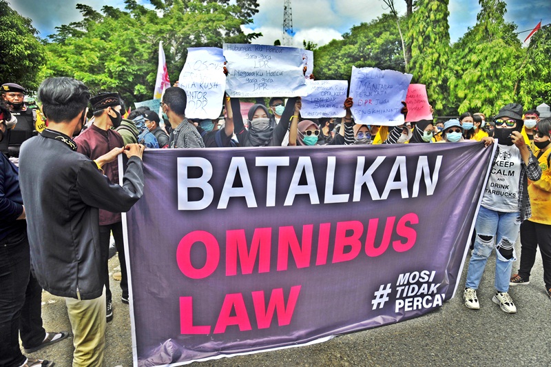 Ratusan Massa Kembali Tolak Omnibus Law 