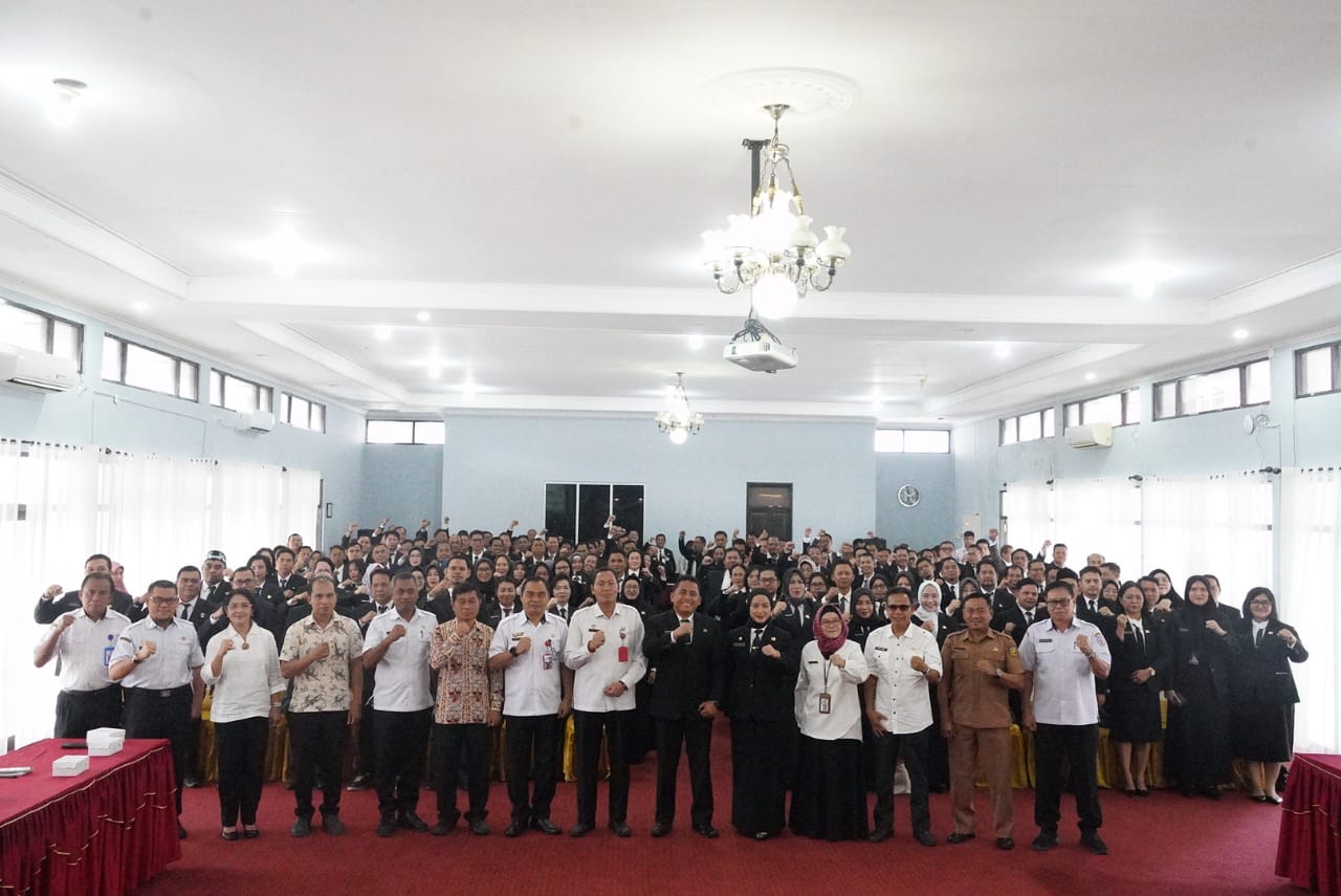 Sahli Gubernur Yuas Elko Tutup Pelatihan Kepemimpinan Administrator Gelombang II Angkatan IV, V, VI dan VII Tahun 2024
