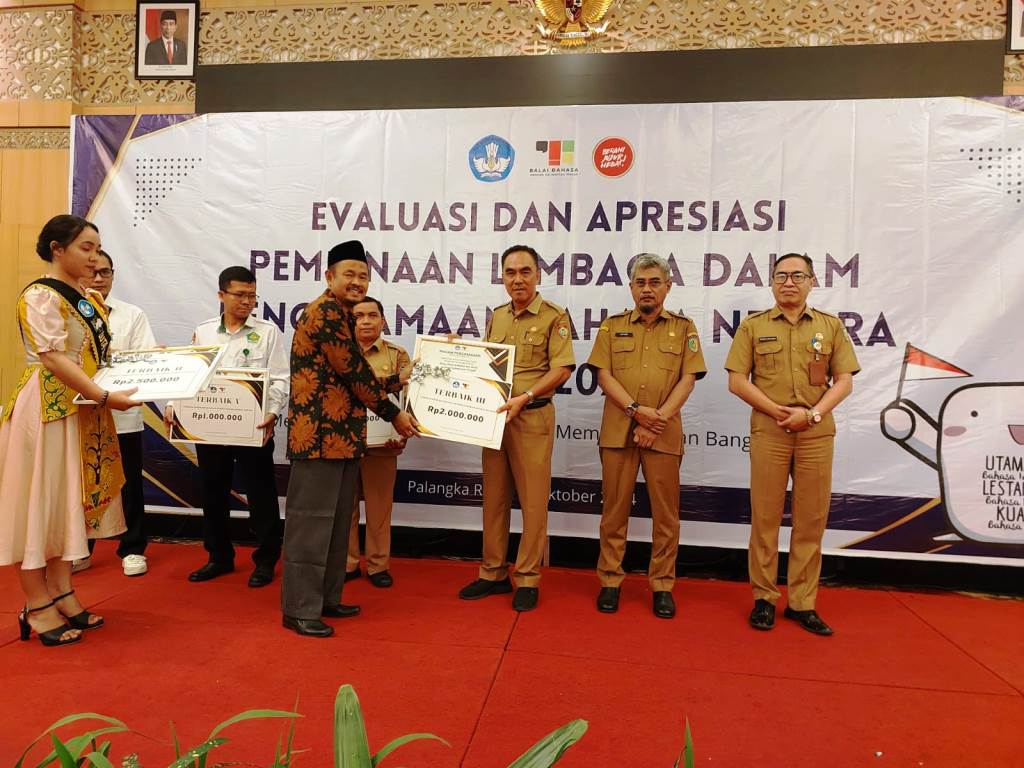 Dispursip Kalteng Terima Penghargaan Lembaga Pemerintah dalam Pengutamaan Bahasa Negara