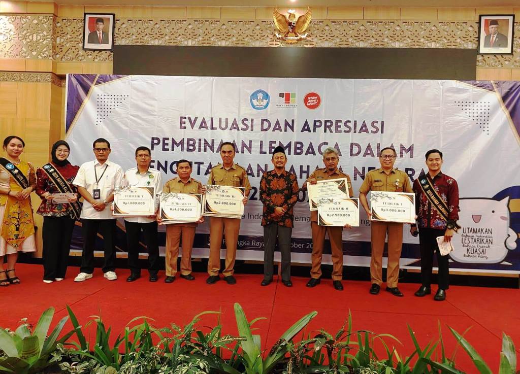 Dispursip Kalteng Terima Penghargaan Lembaga Pemerintah dalam Pengutamaan Bahasa Negara
