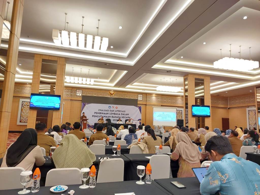 Dispursip Kalteng Terima Penghargaan Lembaga Pemerintah dalam Pengutamaan Bahasa Negara