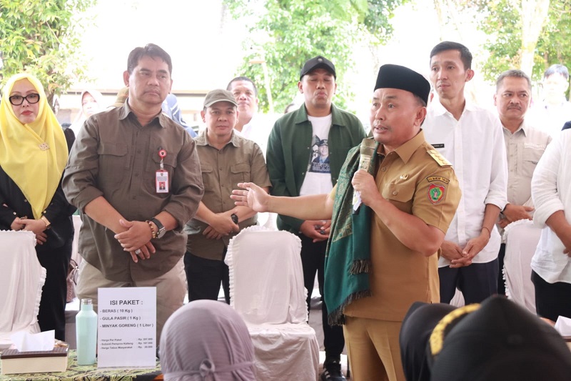 Gubernur Kalteng Gratiskan 15 Ribu Paket Sembako, Ribuan Masyarakat Parenggean Antusias sambut Pasar Murah