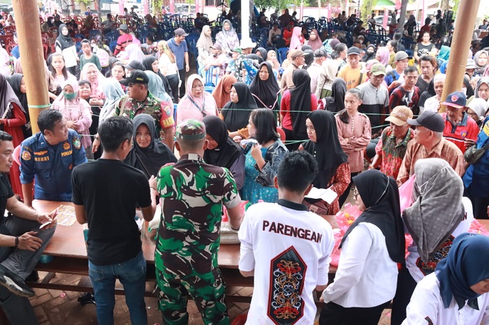 Gubernur Kalteng Gratiskan 15 Ribu Paket Sembako, Ribuan Masyarakat Parenggean Antusias sambut Pasar Murah