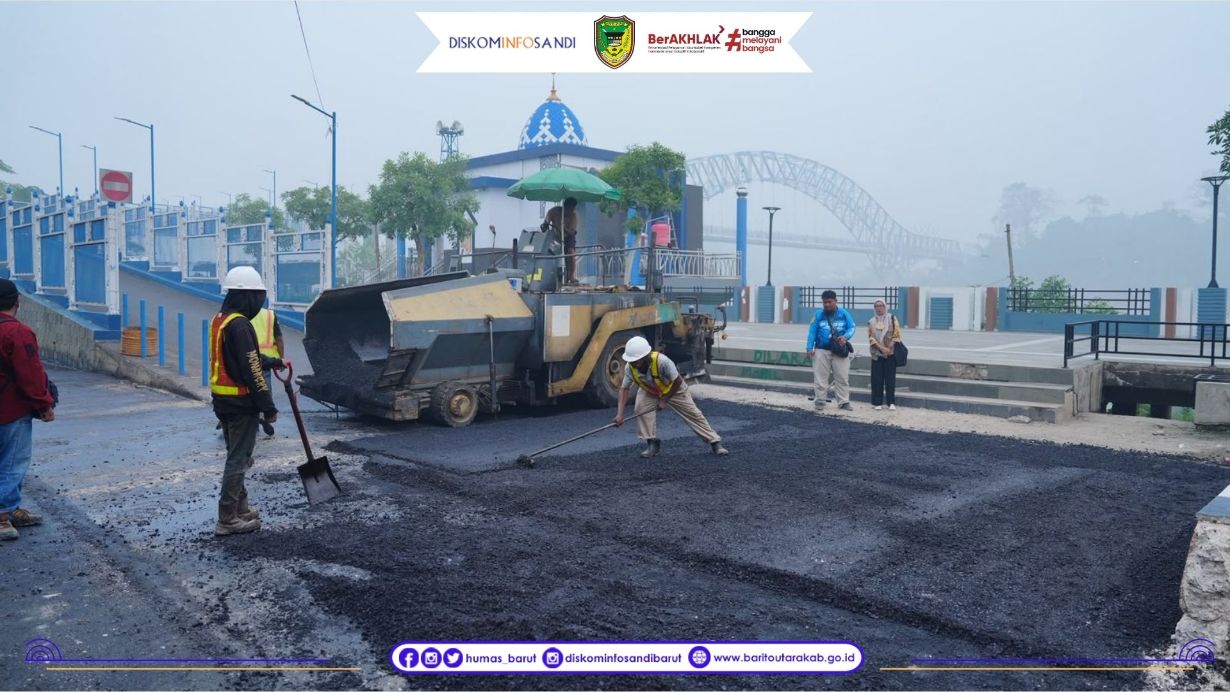 Pastikan Kualitas dan Ketepatan Waktu, Bupati dan Wakil Bupati Barito Utara Tinjau Pengaspalan Jalan Panglima Batur