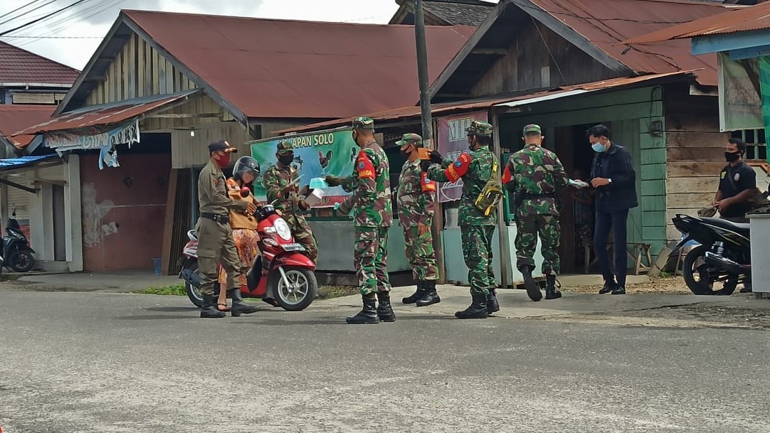 Jajaran Personel Koramil 1016-06/Kurun Bagikan Masker