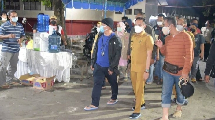 Gubernur Sugianto Cek Tenda Pengungsian Warga Terdampak Banjir 