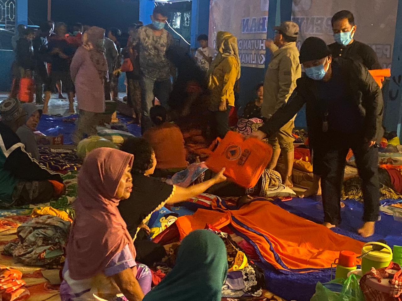 Gubernur Sugianto Cek Tenda Pengungsian Warga Terdampak Banjir 