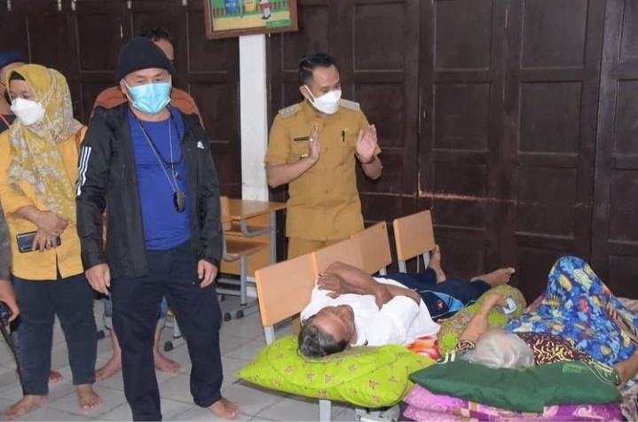 Gubernur Sugianto Cek Tenda Pengungsian Warga Terdampak Banjir 