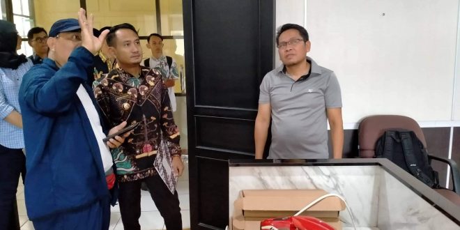 Walikota Cek Perakitan Perangkat Command Center