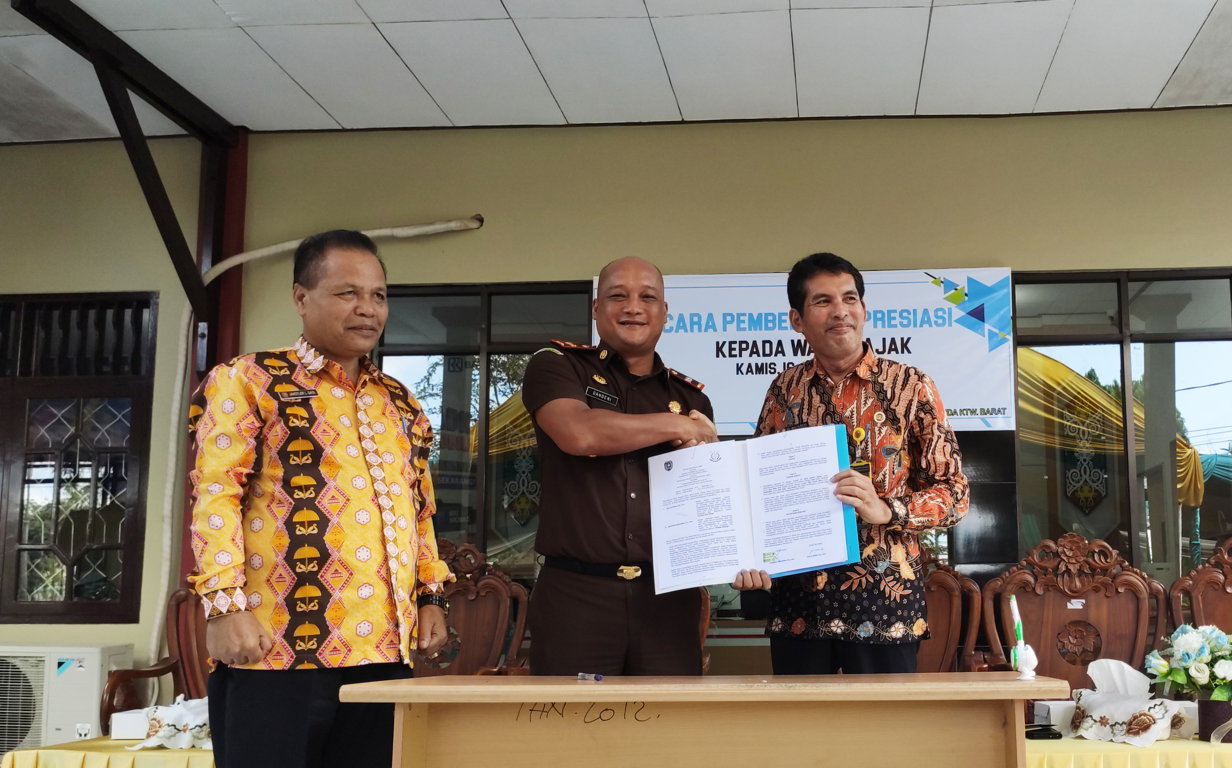 Taat Bayar Pajak Daerah, Wajib Pajak Dapat Penghargaan dari Bupati Kobar