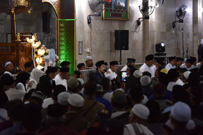 Pemkab Kobar Peringati Isra Mikraj 1447 H Bersama Gus Iqdam di Masjid Agung
