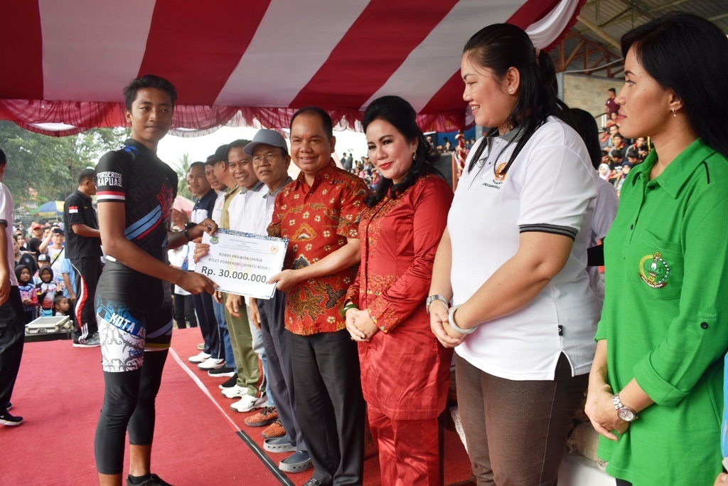 Bupati Serahkan Bonus Atlet Berprestasi