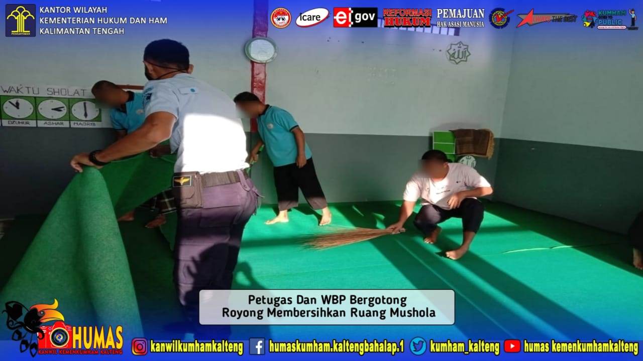 Petugas Lapas Sukamara Bersama WBP Bergotong Royong Bersihkan Ruang Mushola