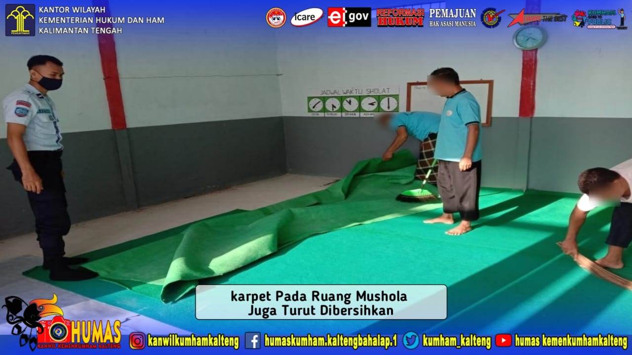 Petugas Lapas Sukamara Bersama WBP Bergotong Royong Bersihkan Ruang Mushola