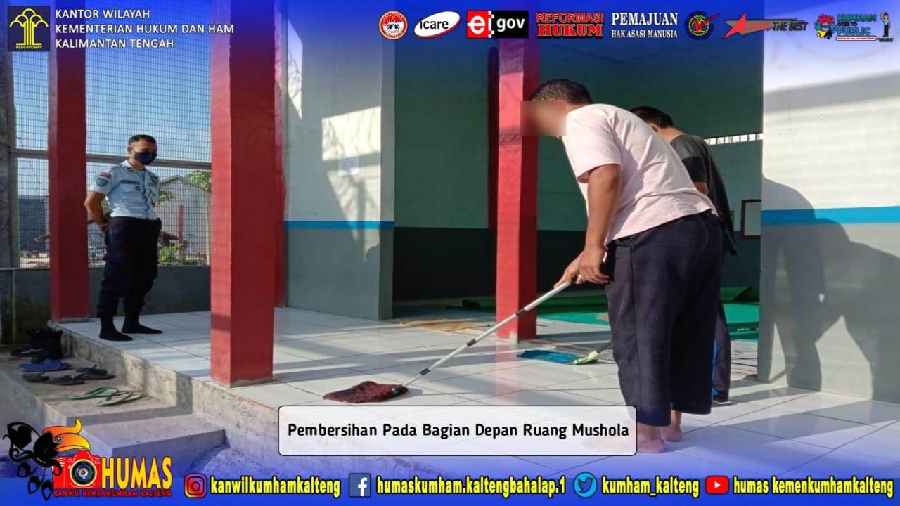 Petugas Lapas Sukamara Bersama WBP Bergotong Royong Bersihkan Ruang Mushola