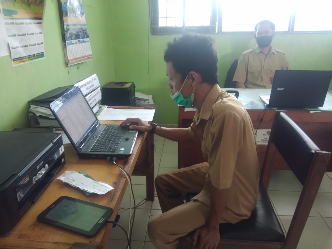 MIN 3 Kapuas Lakukan Pengecekan Validitas Data EMIS