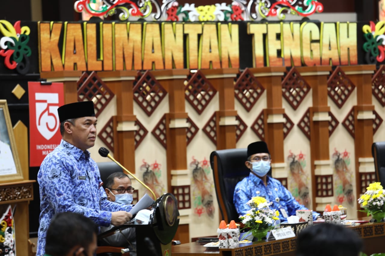 Sekda Kalteng Lakukan Penyerahan Surat Keputusan Gubernur Kalteng tentang Penunjukan Penugasan Pelaksana Harian Bupati Kotawaringin Timur