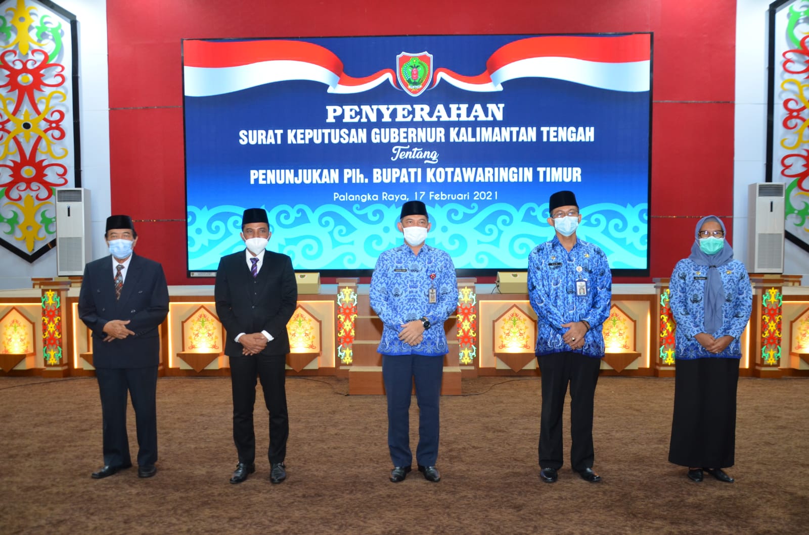 Sekda Kalteng Lakukan Penyerahan Surat Keputusan Gubernur Kalteng tentang Penunjukan Penugasan Pelaksana Harian Bupati Kotawaringin Timur
