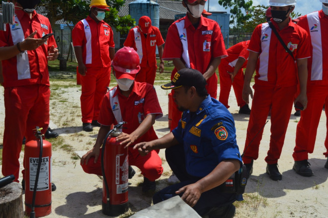 PT Pertamina Patra Niaga Fuel Terminal Pangkalan Bun Bekerja Sama dengan Damkar Kobar Gelar Workshop Fire Protection
