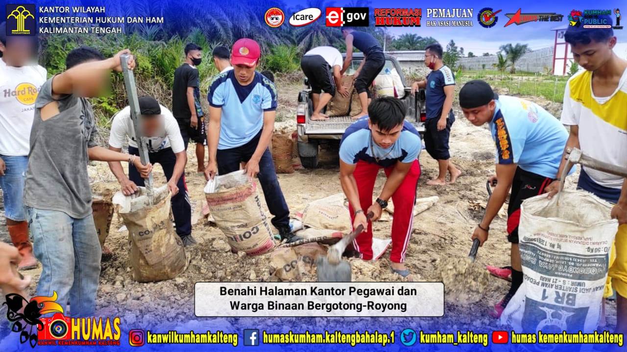 Benahi Halaman Kantor, Pegawai dan Warga Binaan Bergotong-Royong