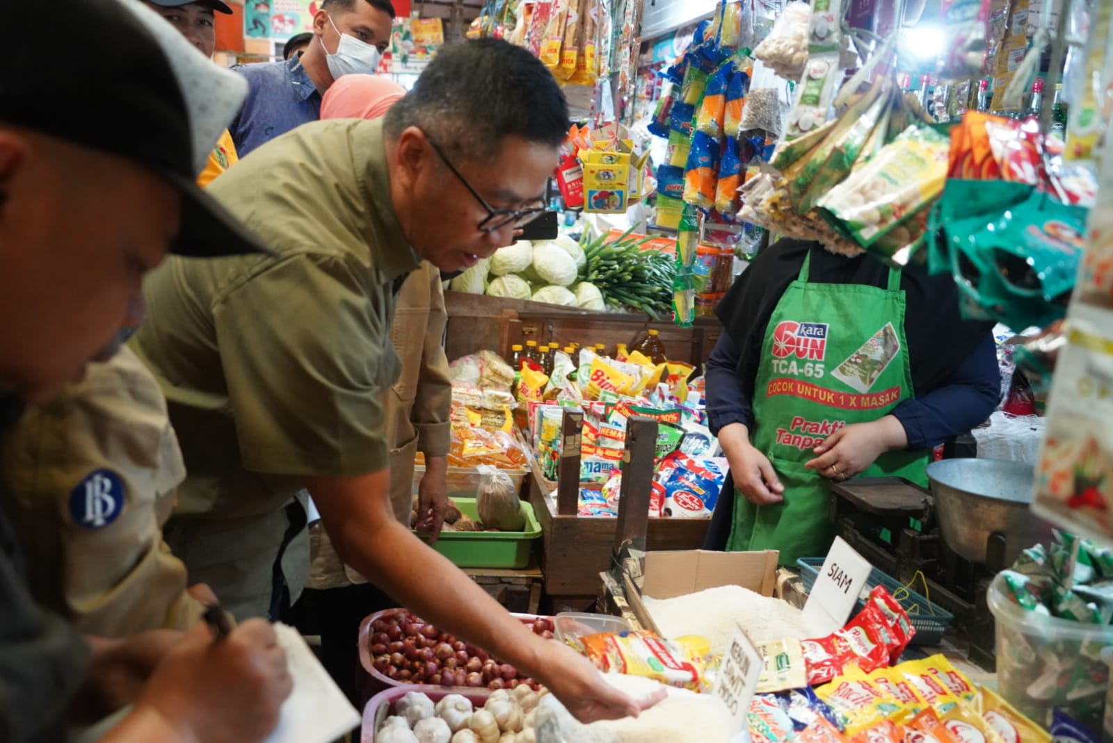 Pastikan Ketersediaan Stok Bahan Pangan Menjelang Ramadhan, Asisten Ekbang Leonard S. Ampung Pantau Harga