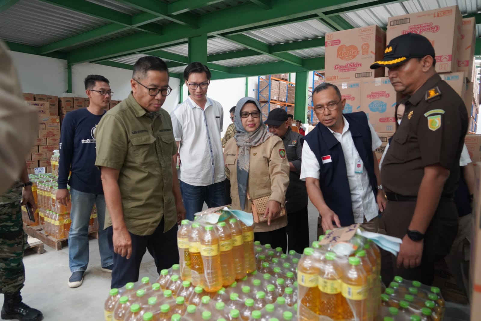 Pastikan Ketersediaan Stok Bahan Pangan Menjelang Ramadhan, Asisten Ekbang Leonard S. Ampung Pantau Harga