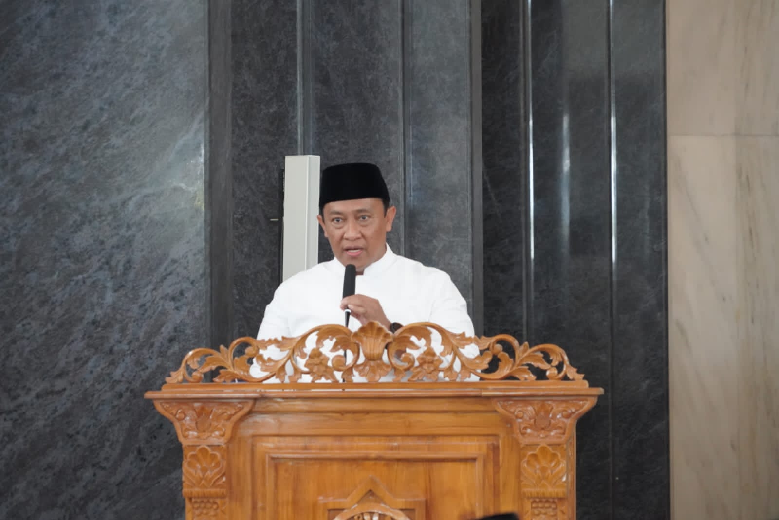 Wagub Kalteng Beserta Pejabat Pemprov dan Pejabat Pemkot Salat Perdana di Masjid Agung Kubah Kecubung