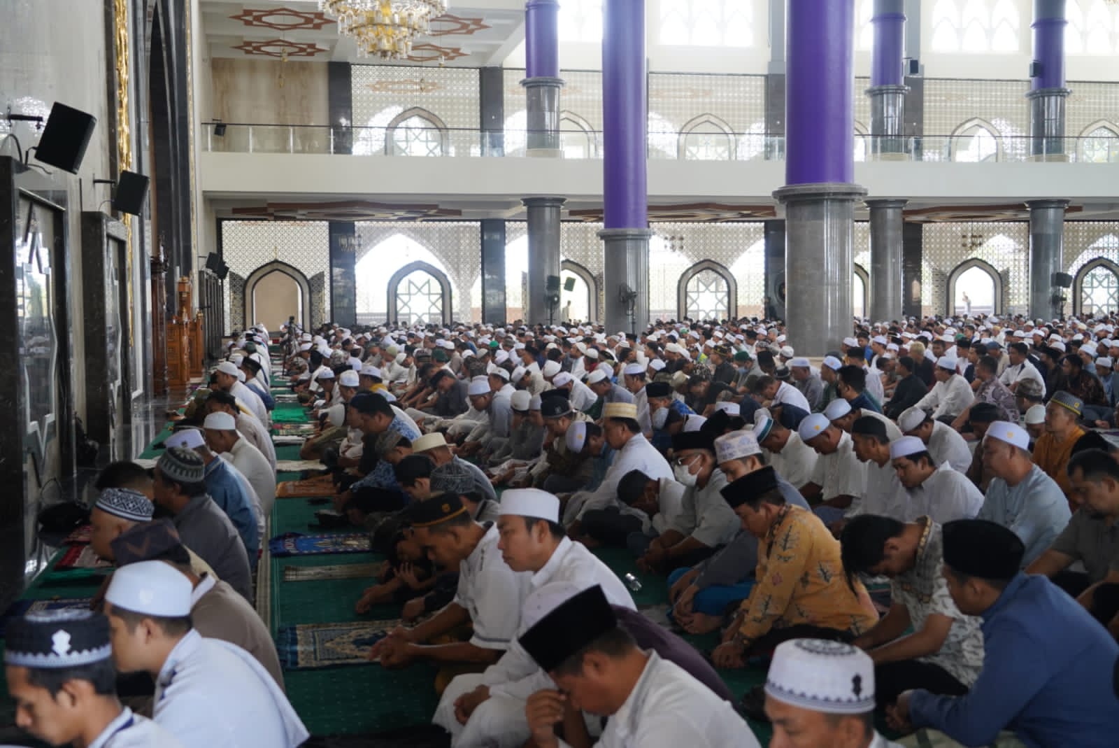 Wagub Kalteng Beserta Pejabat Pemprov dan Pejabat Pemkot Salat Perdana di Masjid Agung Kubah Kecubung