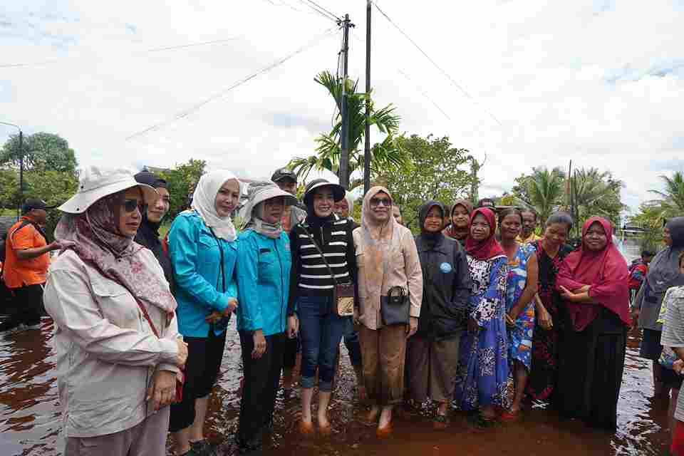 Kalaksa BPBD Prov. Kalteng Dampingi Ketua TP-PKK Prov. Kalteng Tinjau Lokasi Banjir di Palangka Raya