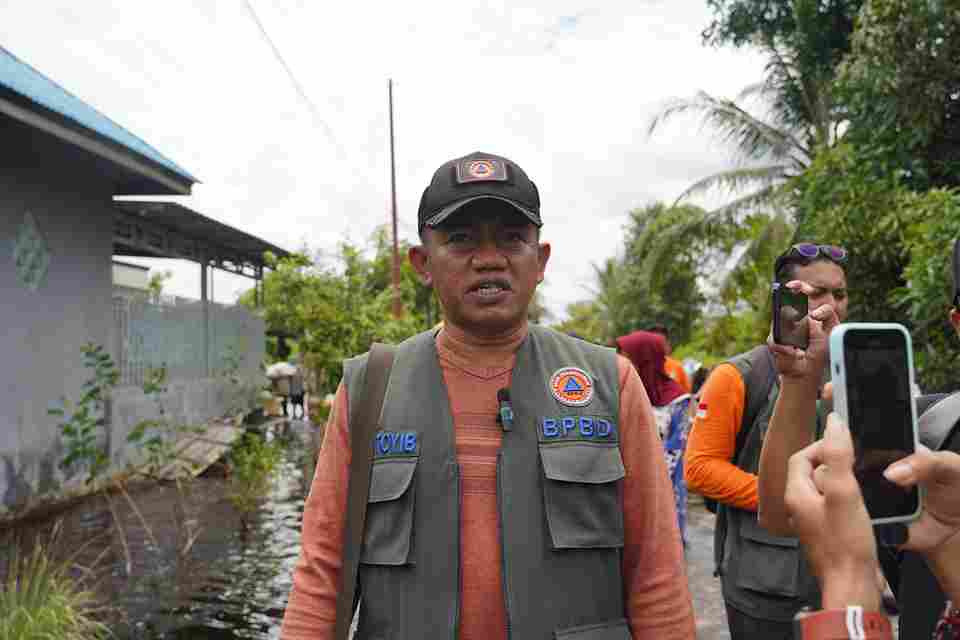 Kalaksa BPBD Prov. Kalteng Dampingi Ketua TP-PKK Prov. Kalteng Tinjau Lokasi Banjir di Palangka Raya