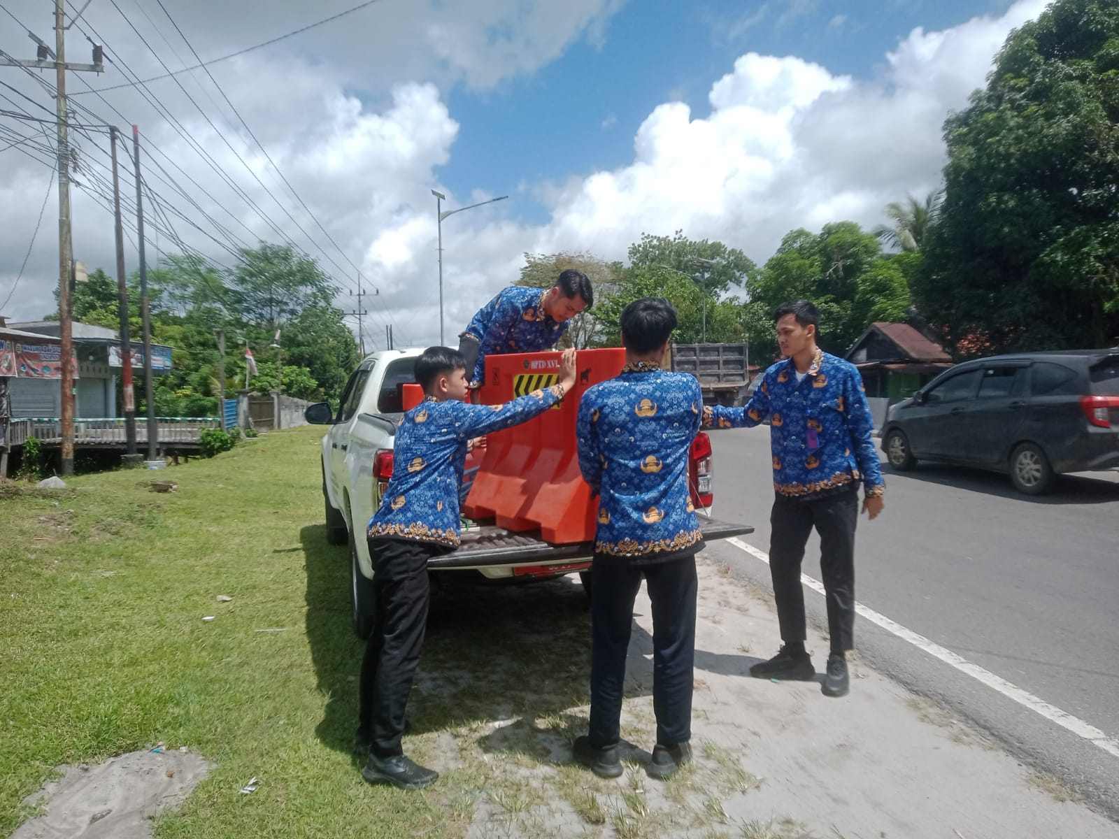 Pastikan Keamanan Pengguna Jalan, Dishub Bersama BPTD Pasang Water Barrier di Lokasi Rawan Laka Palangka Raya