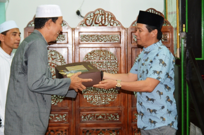 Pjs Bupati Berikan Bingkisan Untuk Masjid Al Ikhlas 