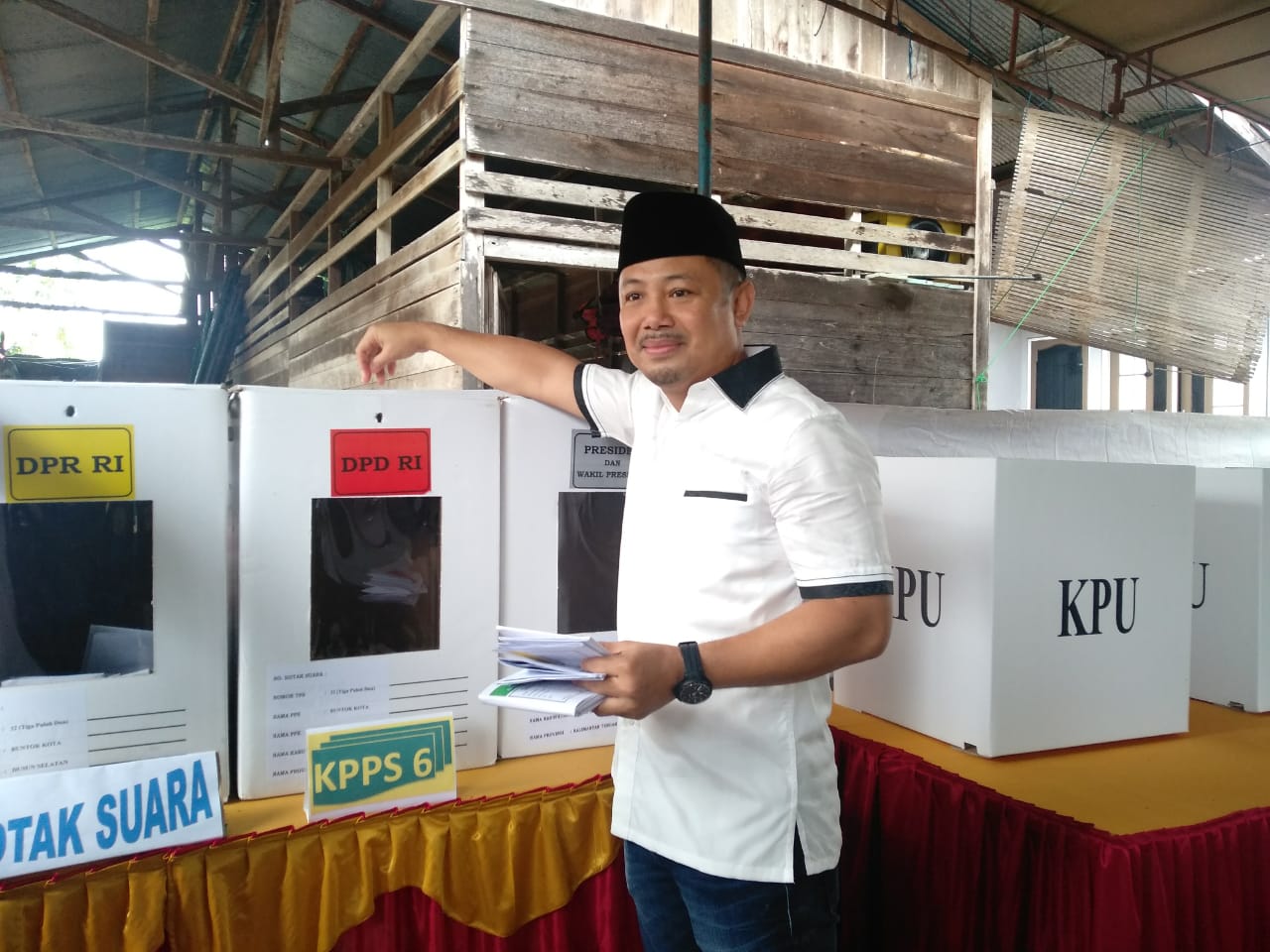 Bupati Barito Selatan Mencoblos di TPS 32, Buntok Kota