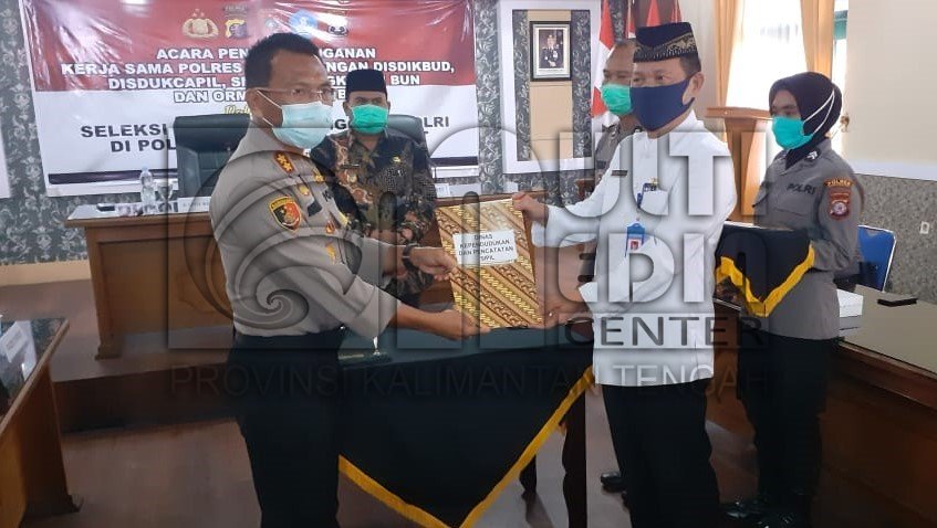 Dukung Seleksi Calon Anggota Polri, Disdukcapil Tandatangani PKS Dengan Polres Kobar