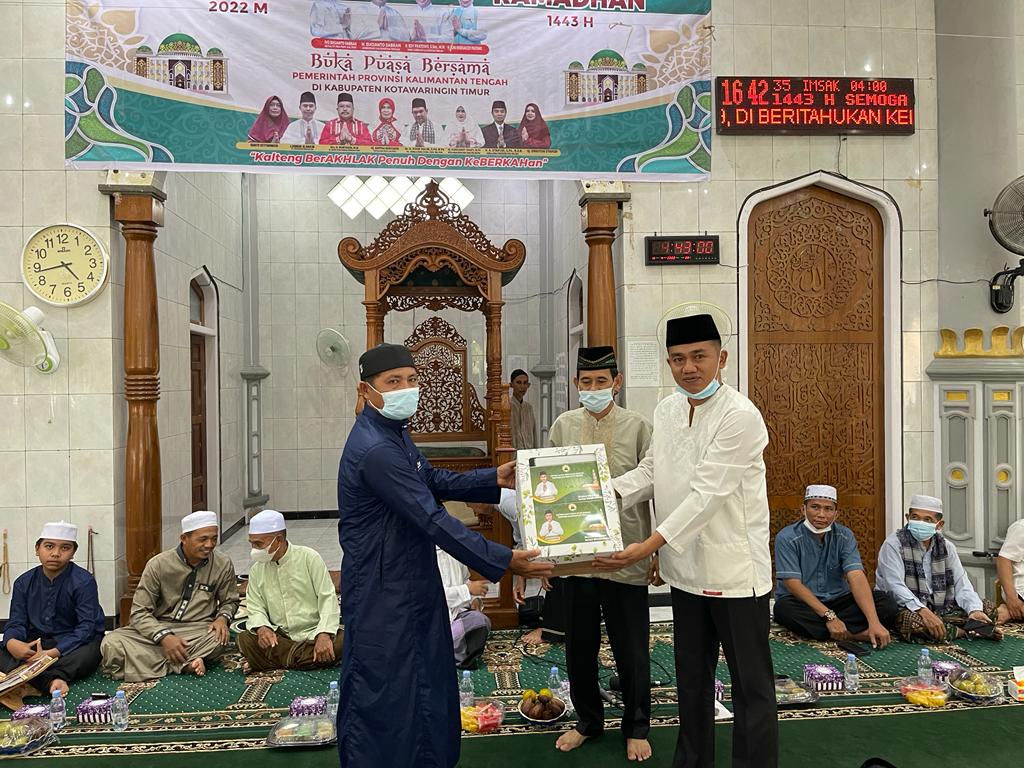 Laksanakan Silaturahmi di Masjid Darussalam Kota Besi Kotim, Pemprov. Kalteng Serahkan Bantuan Perlengkapan Ibadah