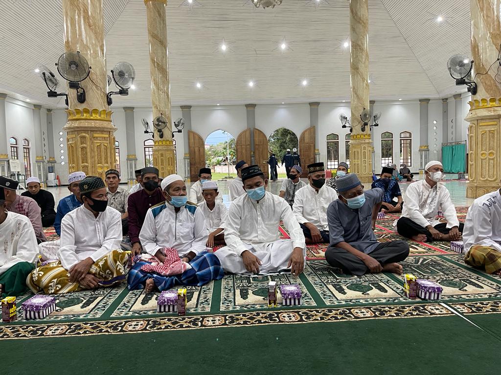 Laksanakan Silaturahmi di Masjid Darussalam Kota Besi Kotim, Pemprov. Kalteng Serahkan Bantuan Perlengkapan Ibadah