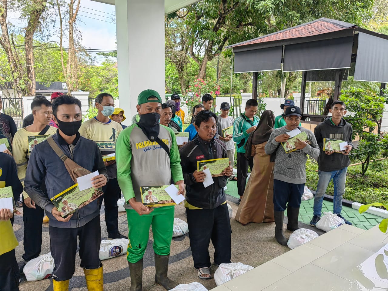 Ramadan Berkah, Sekda Nuryakin Berbagi untuk Petugas Kebersihan Pasukan Kuning