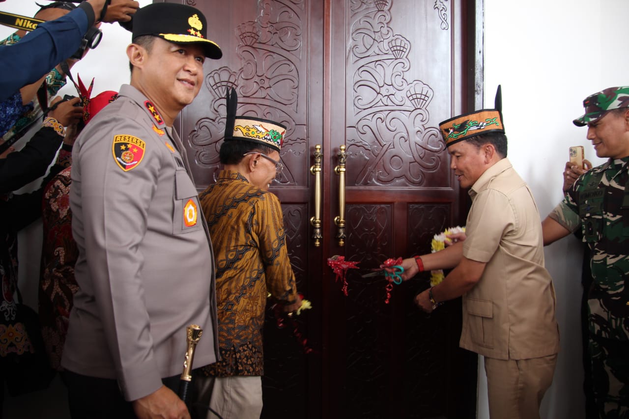 Gubernur Agustiar Sabran Resmikan Balai Induk Kaharingan Garing Nganderang dan Gedung Kayu Erang Tingang