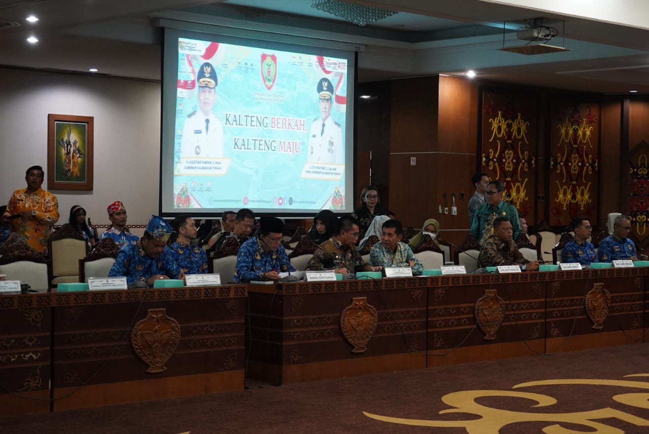 Asisten Ekbang Sri Widanarni Hadiri Rakor dan Evaluasi Program Kerja Tim Percepatan Akses Keuangan Daerah Wilayah Kalteng Tahun 2025